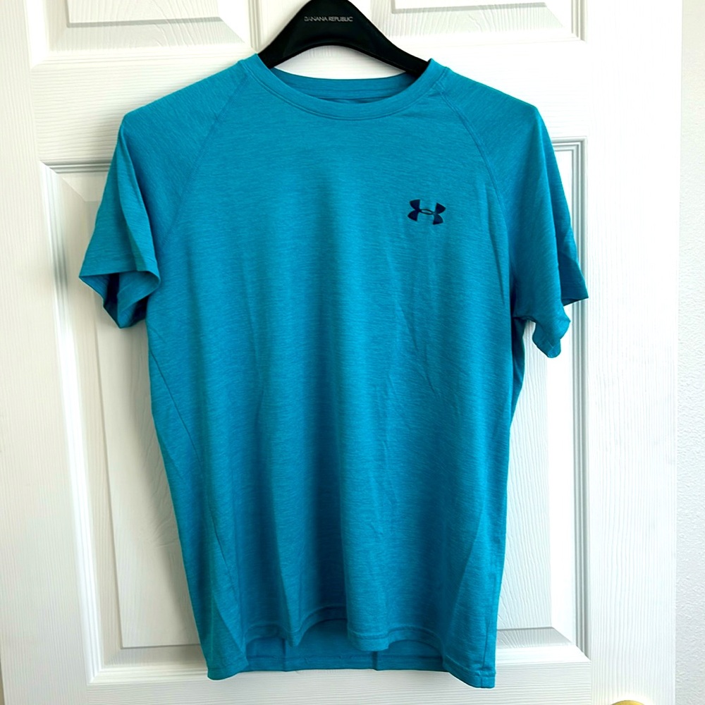 Under Armour Loose HeatGear Short Sleeve Athletic Work Out Running Shirt